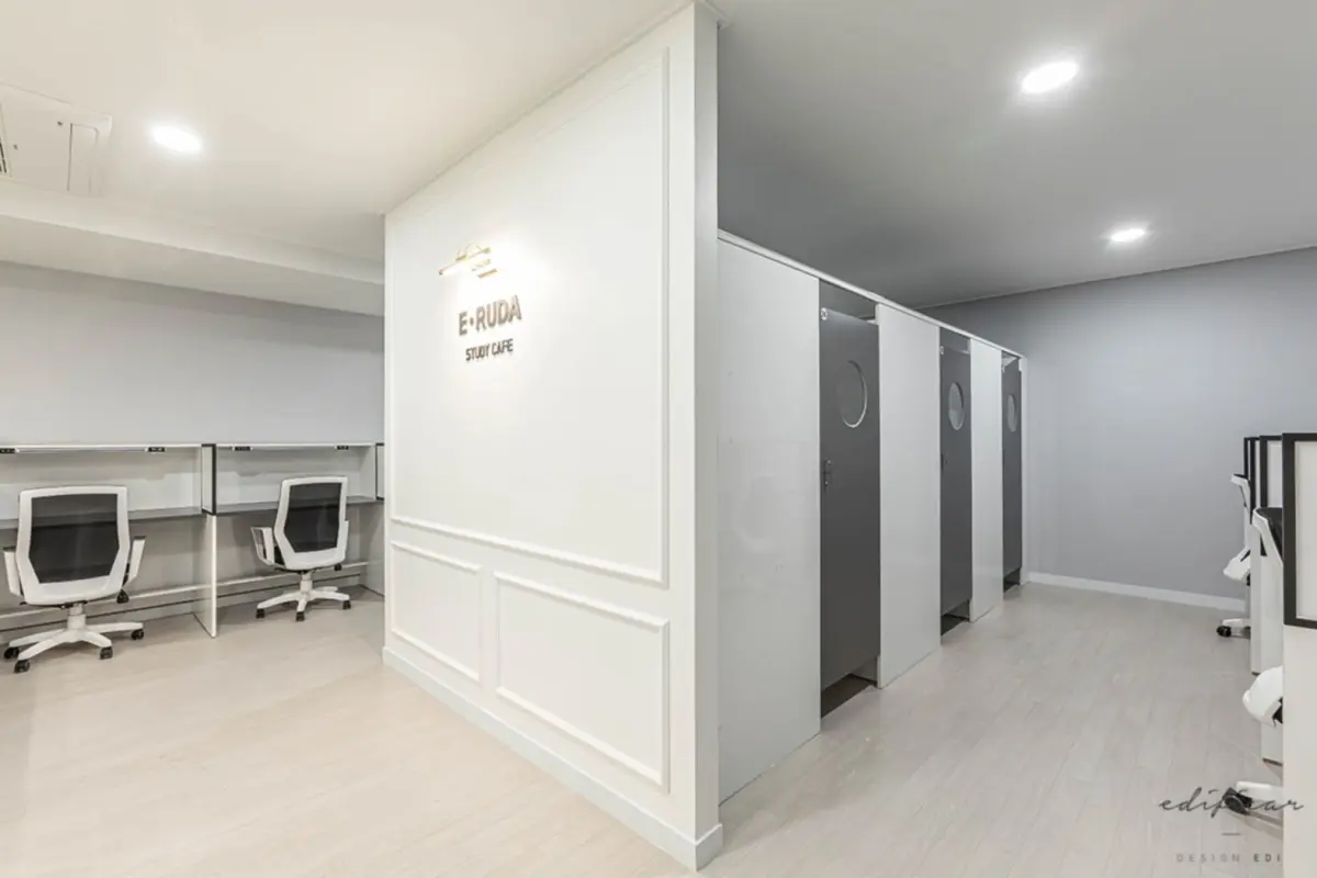 화이트 & 그레이 미니멀 스터디카페 좌석 공간